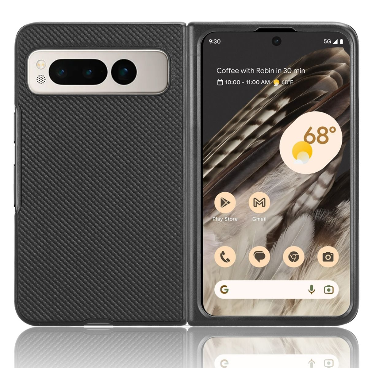 Handyhülle: schwarzes Carbonfaser-Design. Telefon ist offen und zeigt Bildschirm mit Apps und Uhrzeit.