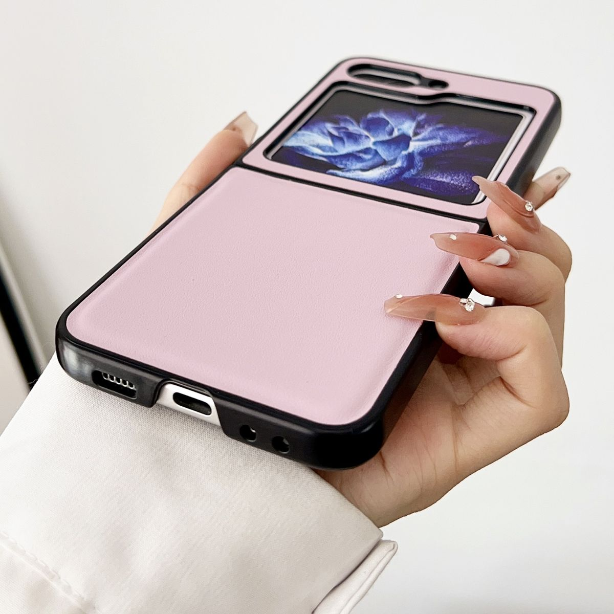 Rosa Handyhülle mit einem Telefon darin. Die Hülle ist geöffnet.