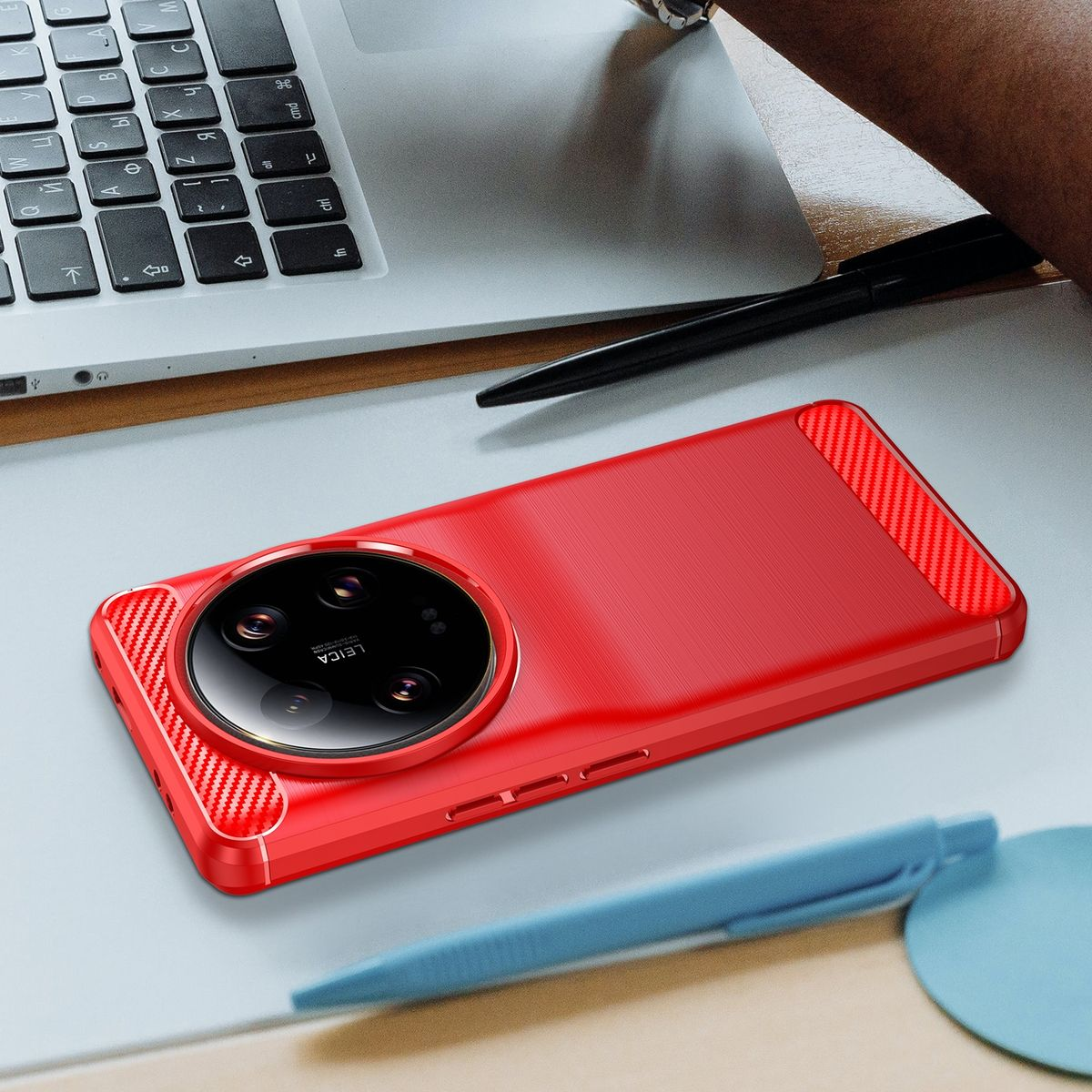Eine rote Handyhülle wird mit einem Telefon darin gezeigt. Die Hülle liegt auf einem Schreibtisch, in der Nähe eines Stifts.