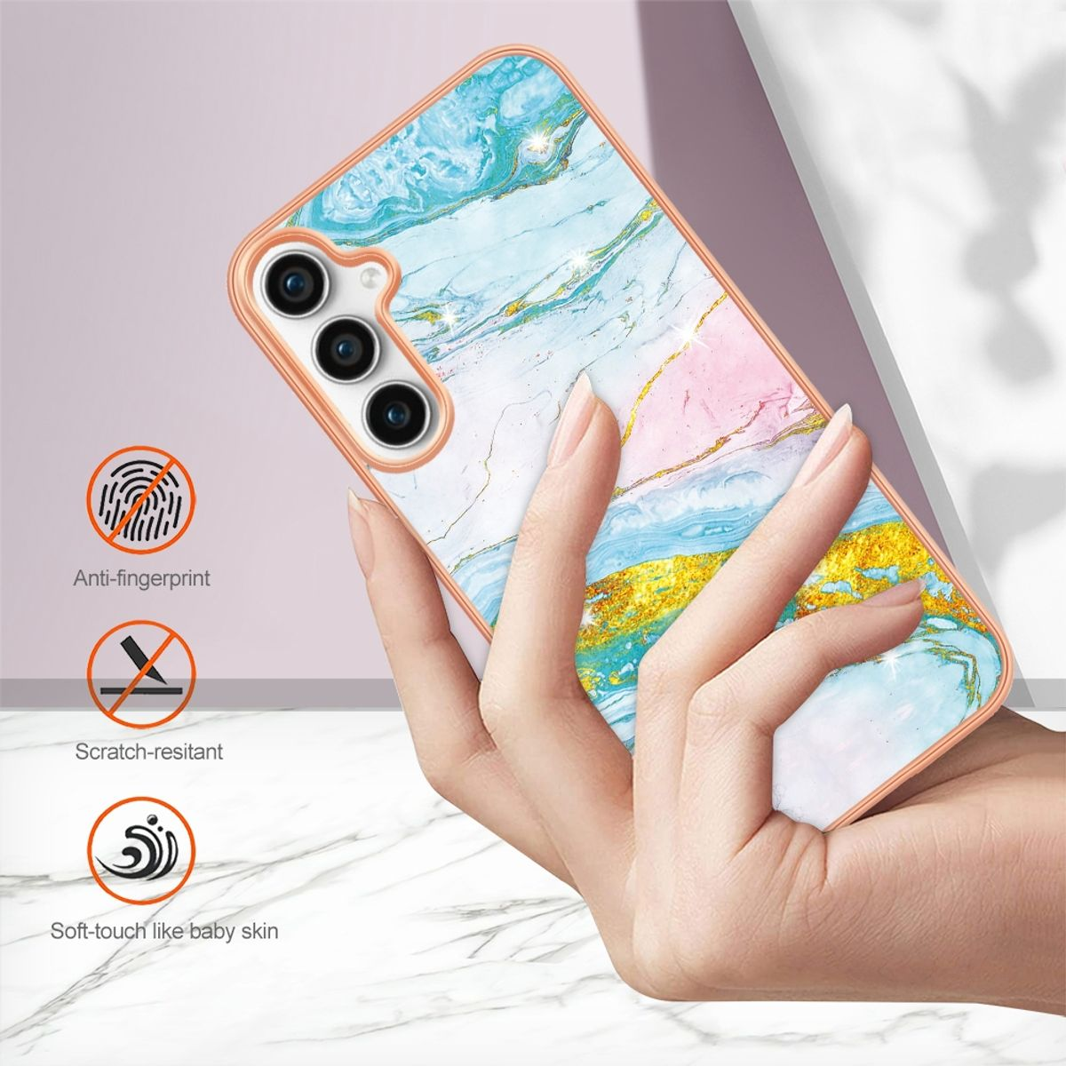 Hand, die eine Handyhülle mit Marmordesign hält. Sie hat drei Kameralöcher und Schutzsymbole in der Nähe.