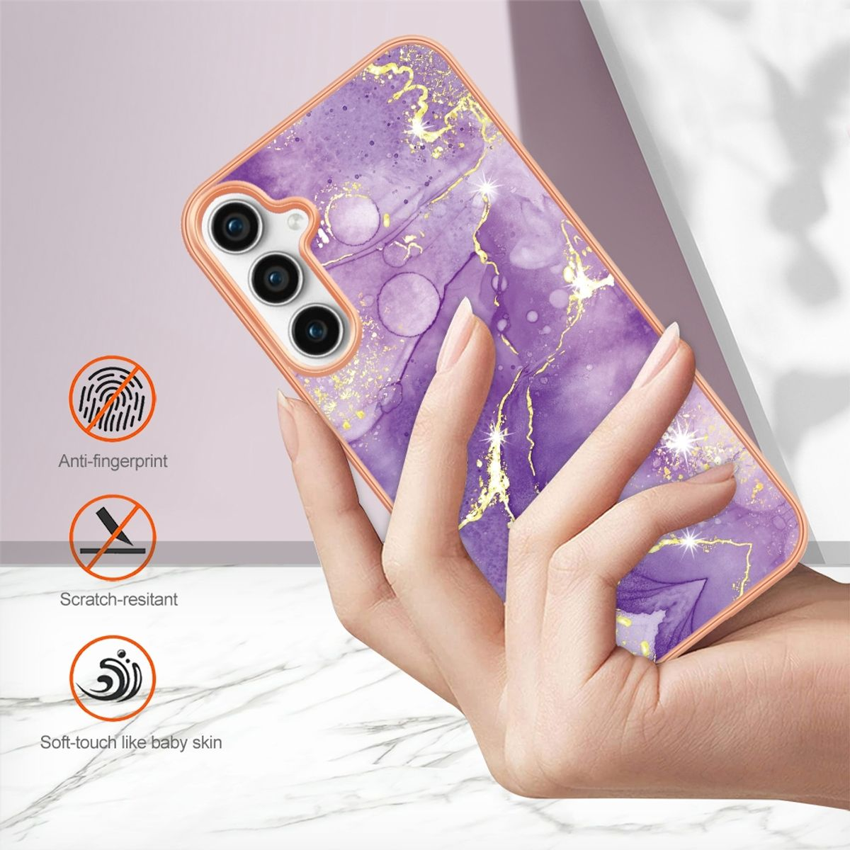 Eine Hand, die eine lila Handyhülle mit goldenen Adern hält. Drei Symbole: Anti-Fingerabdruck, kratzfest und Soft-Touch.