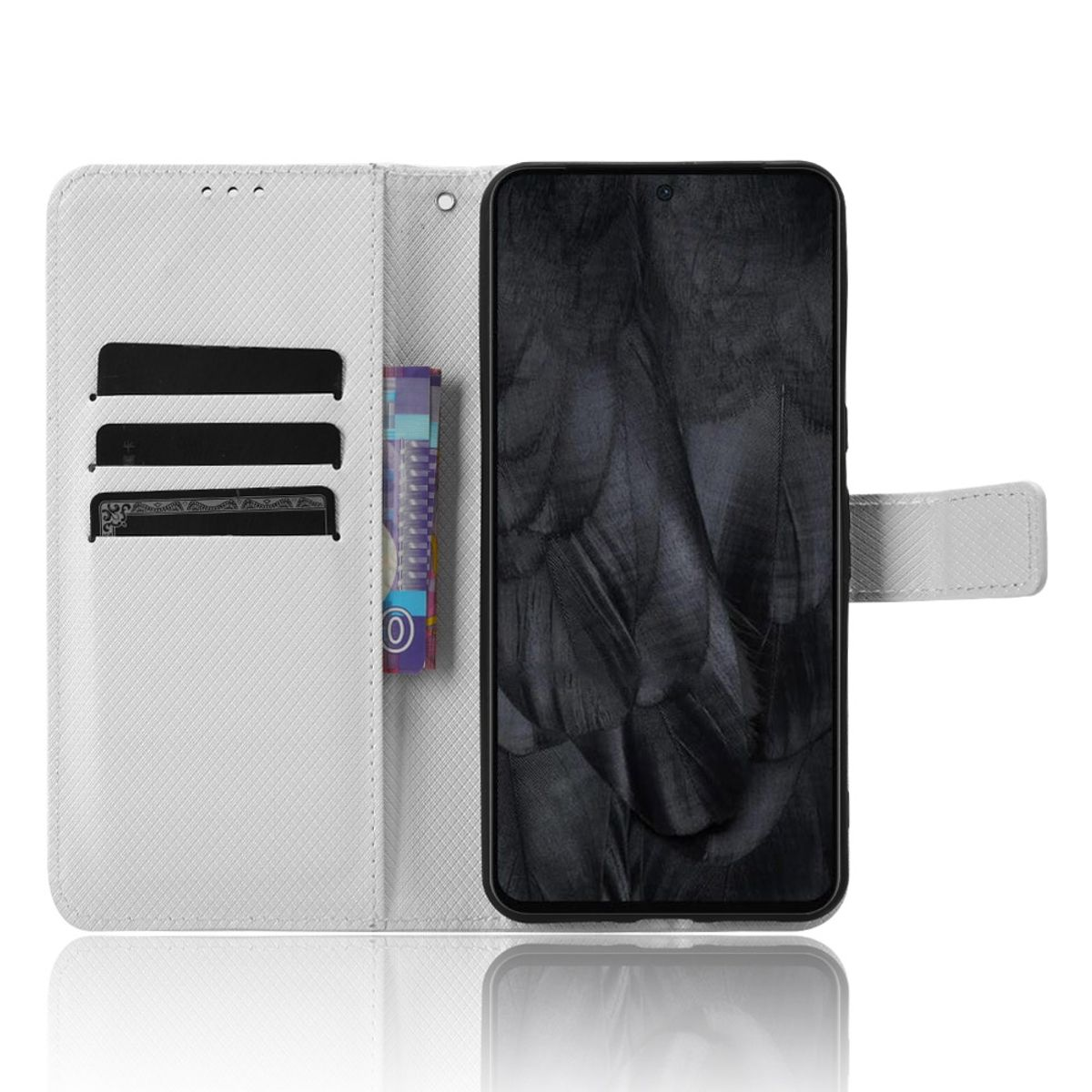 Weißes Handycase mit schwarzen Kartenfächern und einem Telefon mit dunklem Federhintergrund darin.