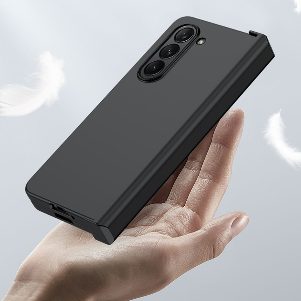Eine schwarze Handyhülle mit einem Telefon darin. Federn sind im Hintergrund. Text: Präzise Lochposition.