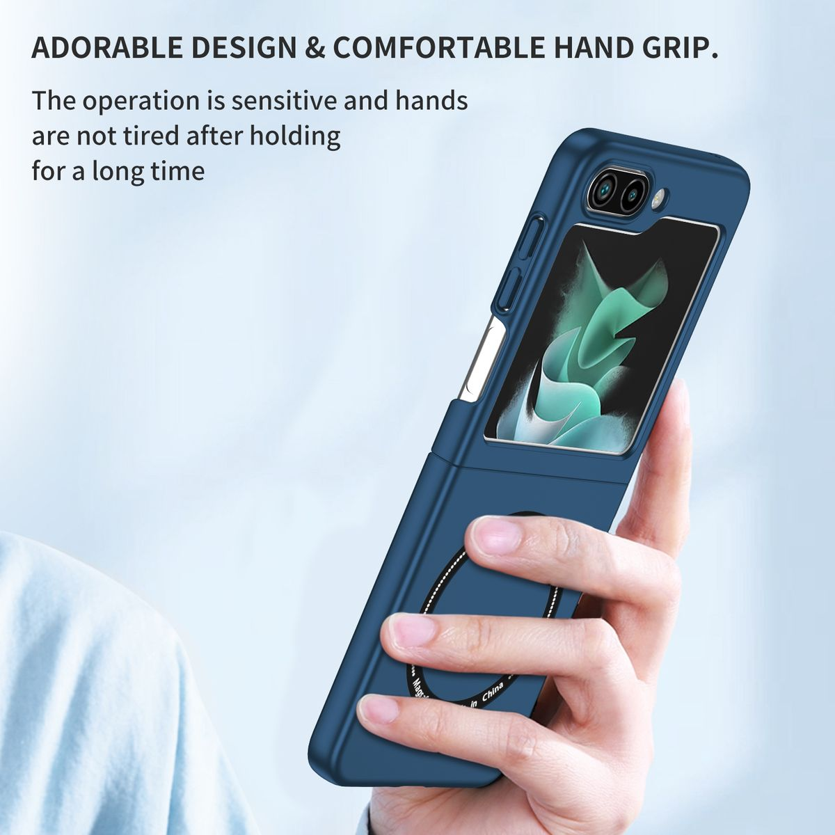 Blaue Handyhülle mit silbernem Ringhalter. Zeigt ein Telefon mit verschwommenem Hintergrund, gehalten von einer Hand.
