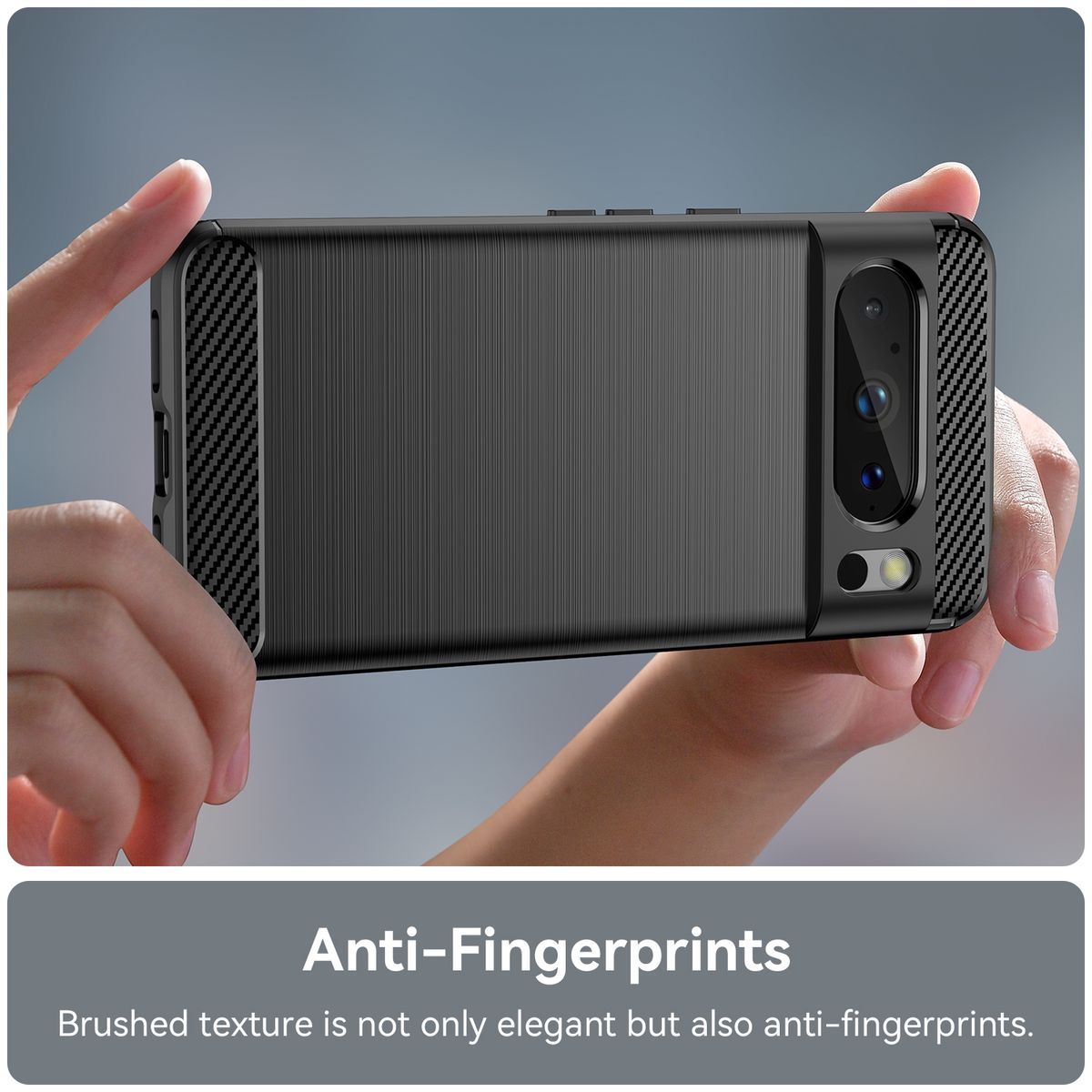 Schwarze Handyhülle in der Hand. Zeigt die Rückseite mit strukturiertem Design. Anti-Fingerprint.