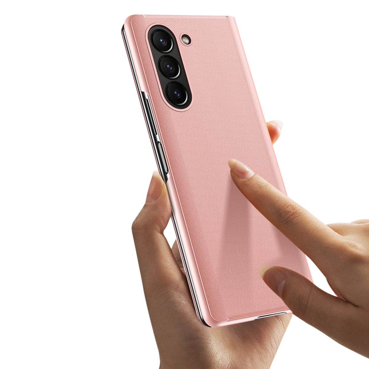 Hände einer Person, die ein rosa Telefon halten.