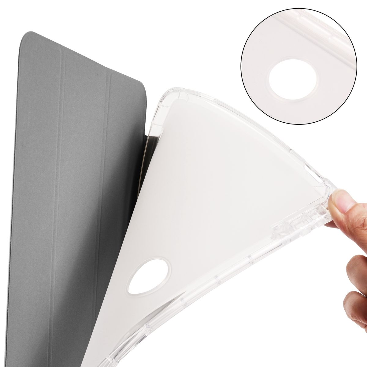 Eine durchsichtige Handyhülle wird von einem grauen Tablet abgezogen. Nahaufnahme zeigt ein klares Loch.