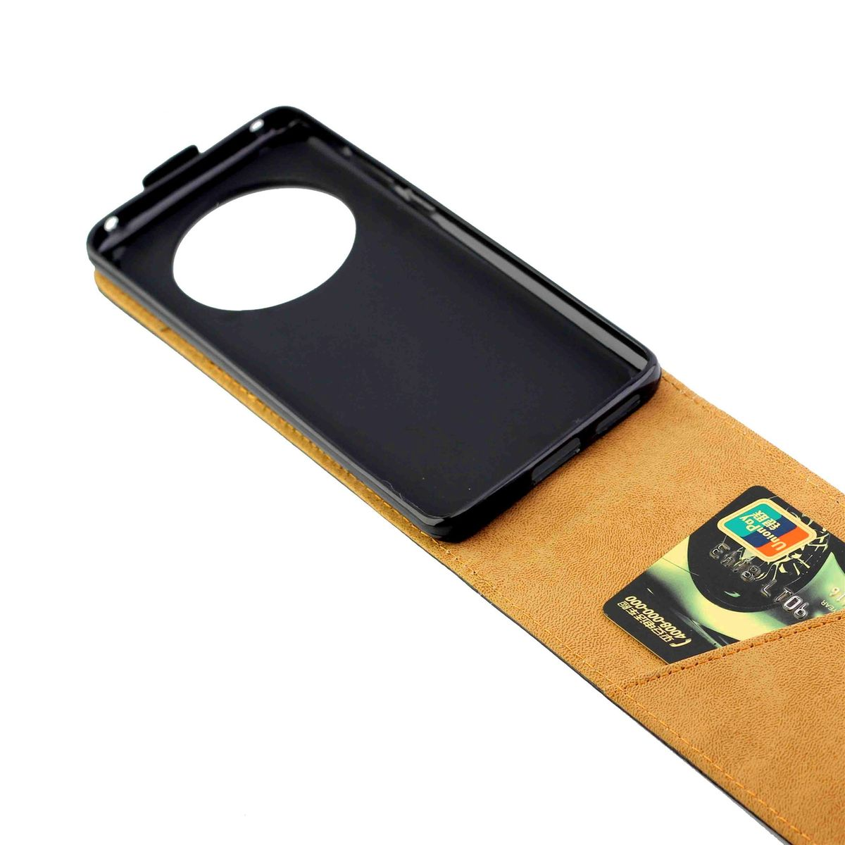 Eine Handyhülle, offen, mit Kartenfach und Telefon im Inneren. Die Hülle ist braun und schwarz.