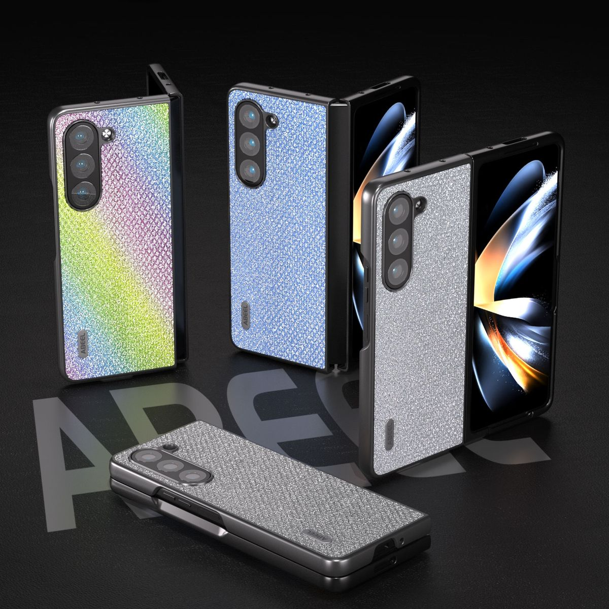 Mehrere Smartphone-Hüllen mit Glitzereffekt in verschiedenen Farben, auf schwarzem Untergrund.