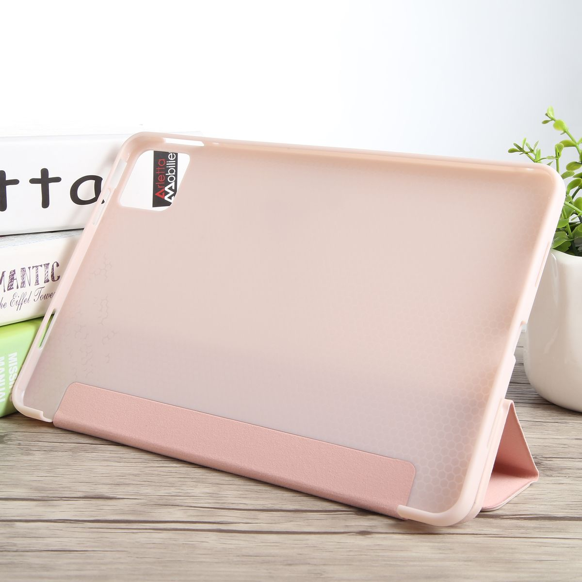 Eine rosa Tablethülle mit einem Deckel, der zum Aufstellen des Tablets gefaltet werden kann.