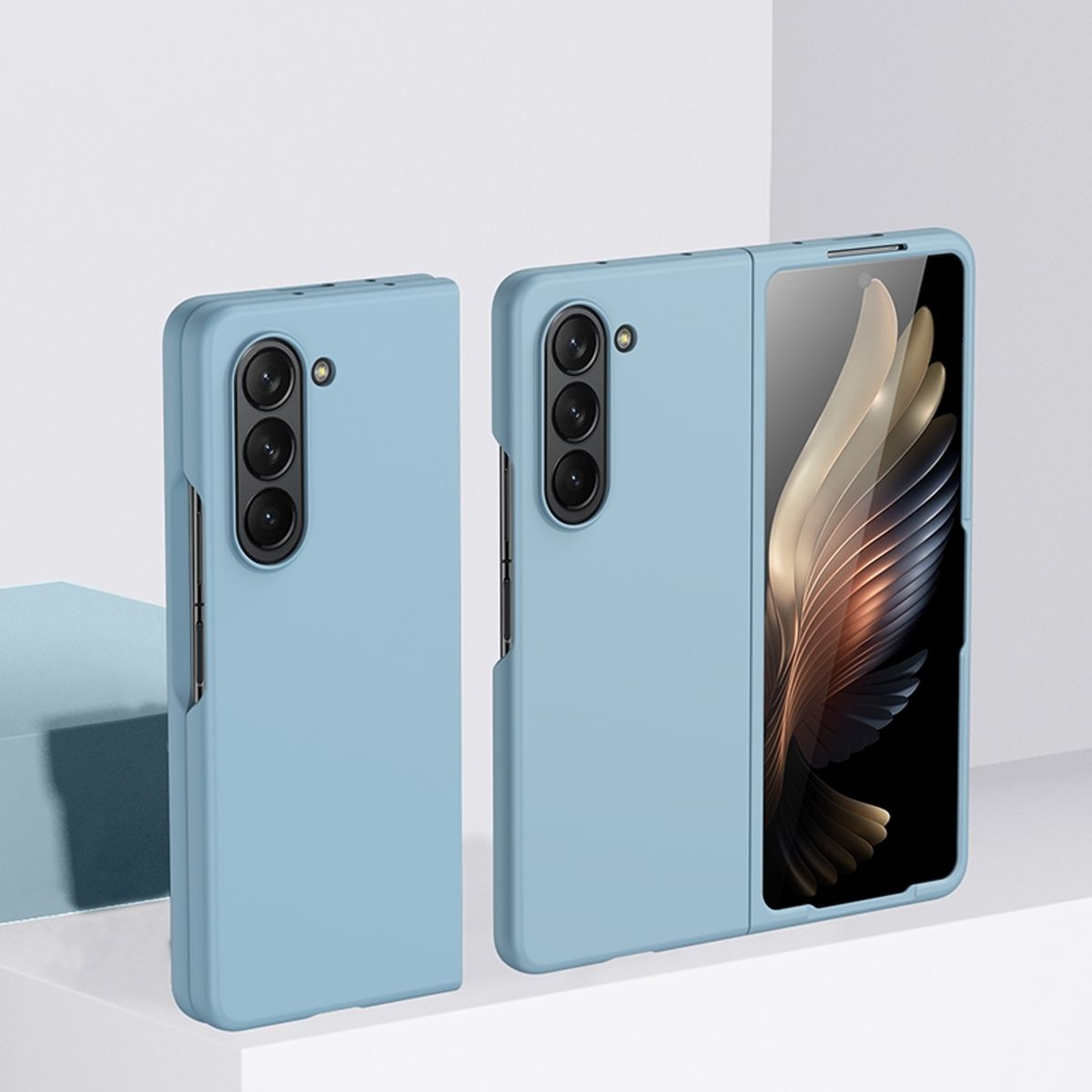Zwei hellblaue Handyhüllen für ein faltbares Telefon, eine offen und eine geschlossen.