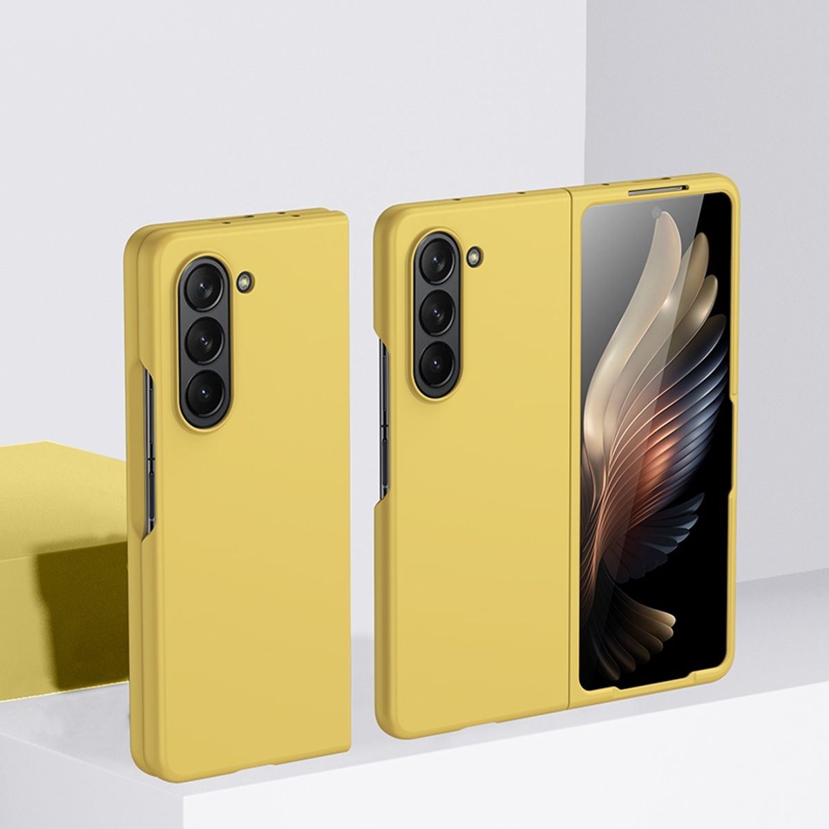 Zwei gelbe Handyhüllen, eine offen mit offenem Telefonbildschirm, vor weißem Hintergrund.