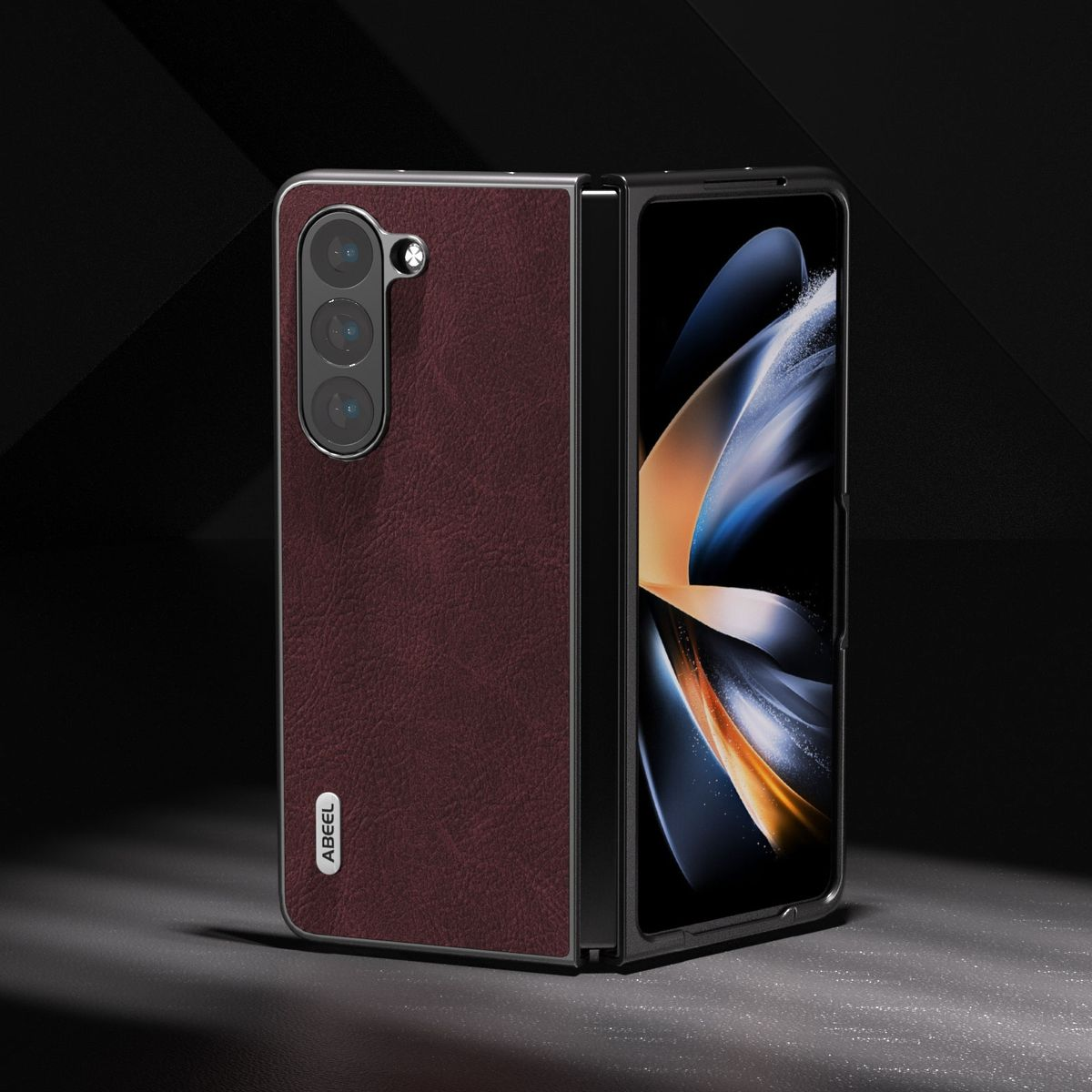 Gefaltetes Telefon mit weinrotem Rücken, sichtbarer Kamera und schwarzem Rahmen.