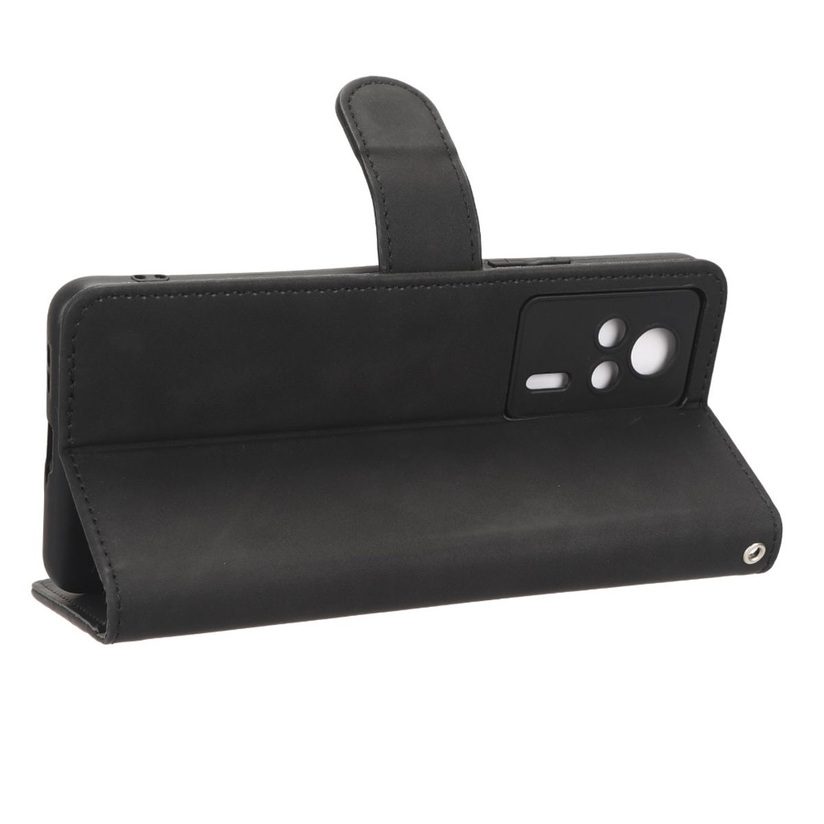 Schwarze Leder-Handyhülle, Klappe geschlossen. Die Klappe hat einen Riemen. Weißer Hintergrund.