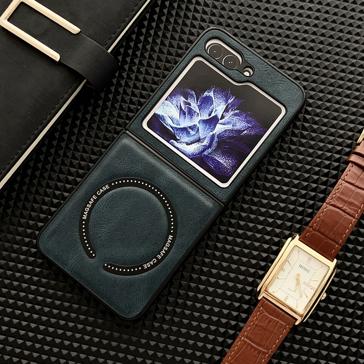 Geöffnete tealfarbene Handyhülle mit Uhr und Notizbuch. Der Bildschirm ist sichtbar.