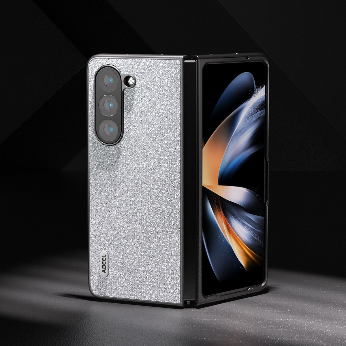 Silbernes Telefon mit glitzernder Rückseite. Das Telefon ist gefaltet. Die Rückseite hat drei Kameras.