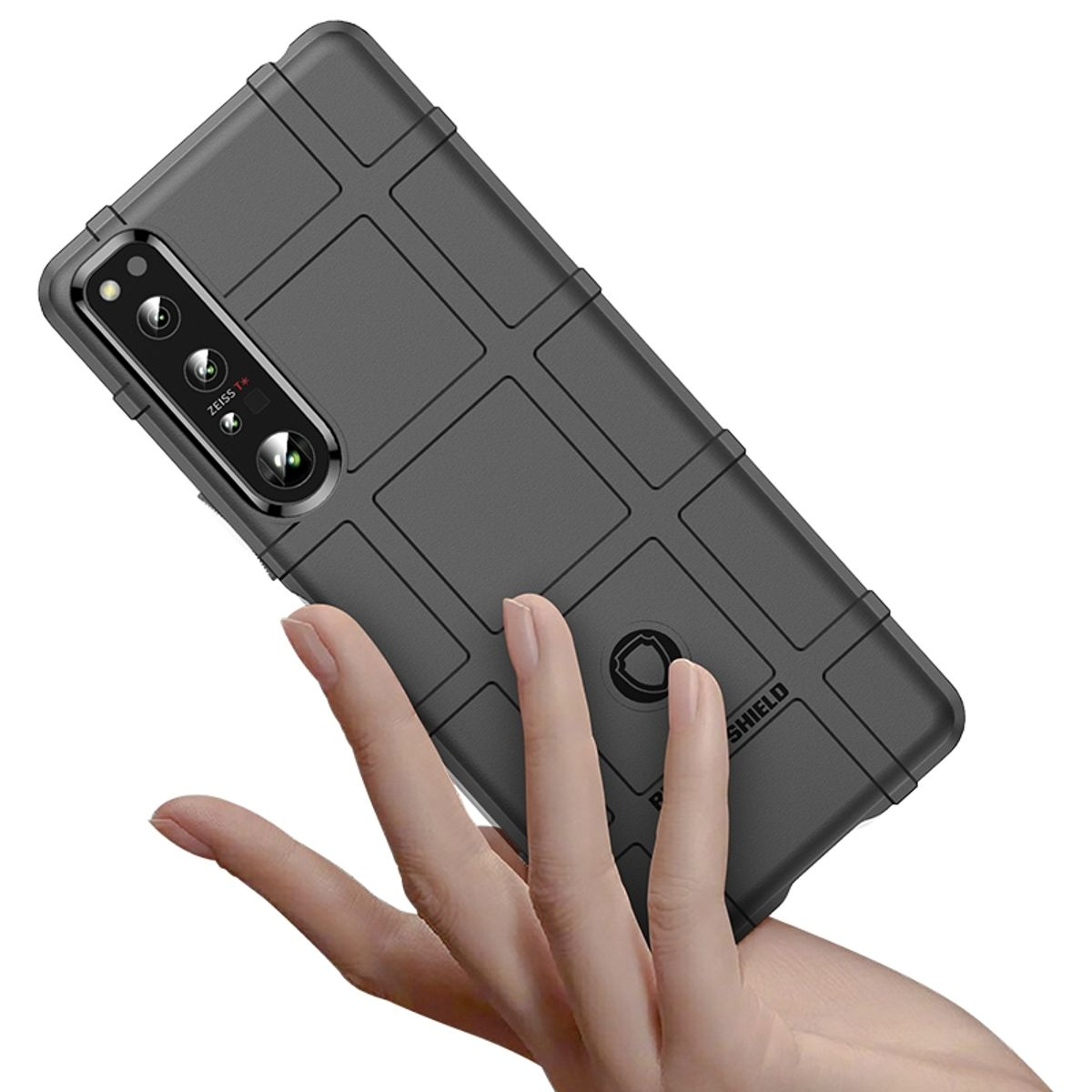 Graue Handyhülle mit Karomuster. Hand hält das Telefon. Die Hülle befindet sich auf grauem Hintergrund.