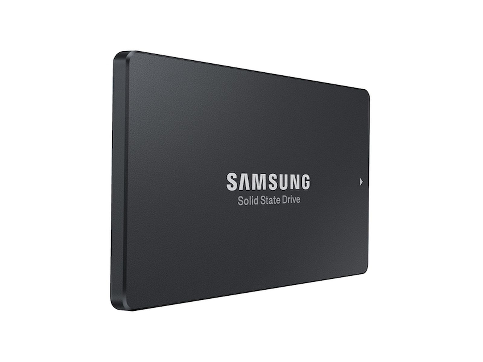 Czarny dysk SSD Samsung na białym tle. Dysk SSD ma kształt prostokąta.
