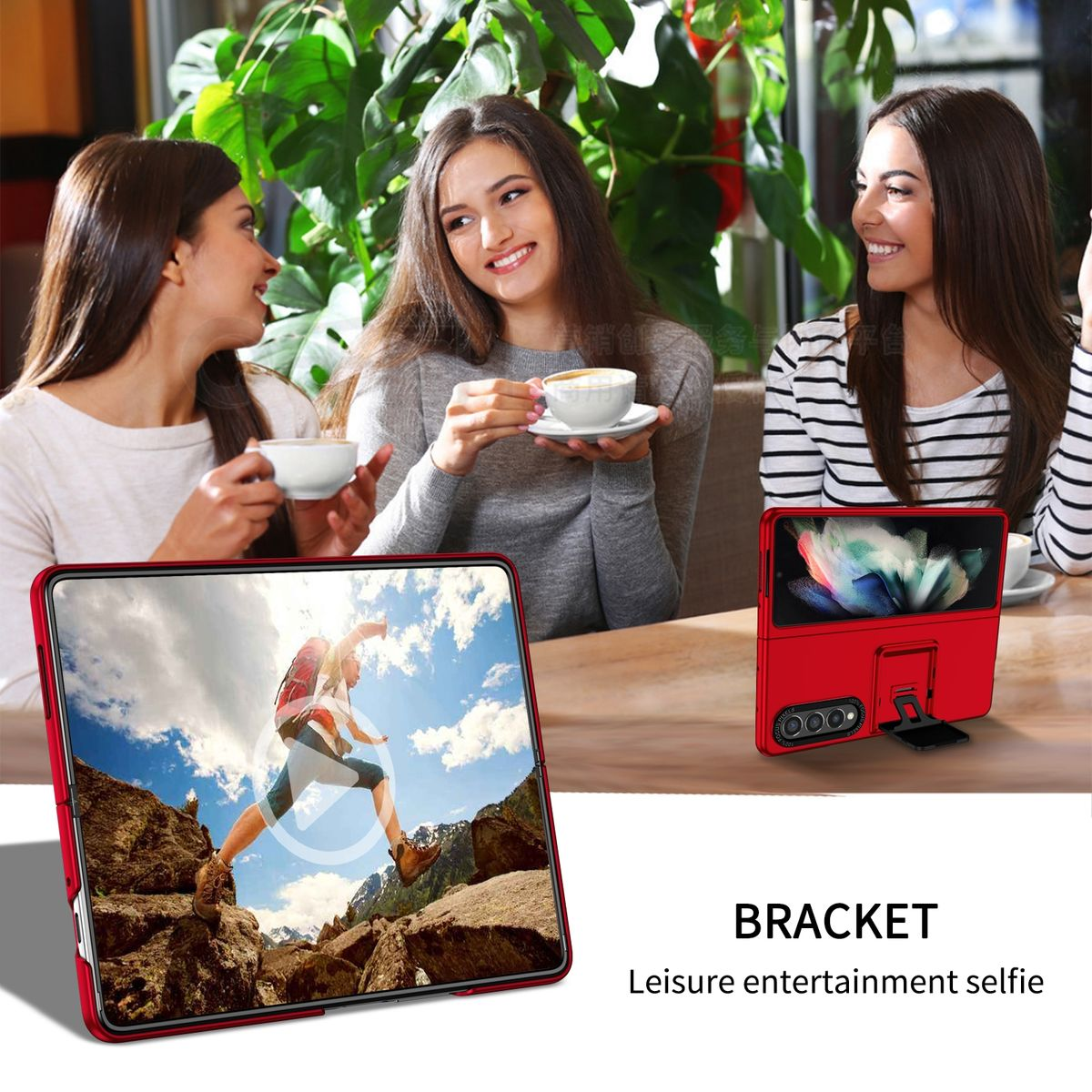 Drei Frauen in einem Café, zwei schauen auf ein Telefon mit roter Hülle, Selfie auf dem Bildschirm.