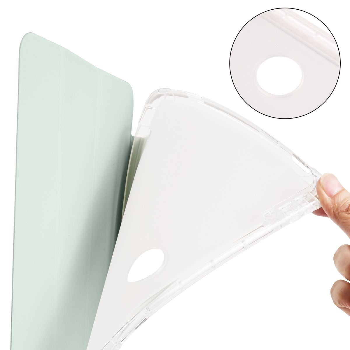 Transparente Handyhülle wird auf ein Telefon aufgebracht. Hand hält Gehäuse.