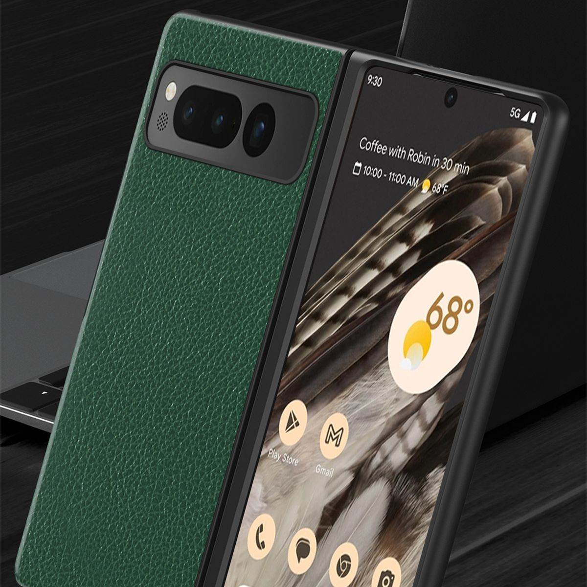 Grüne strukturierte Handyhülle und Telefon mit Display. Telefon zeigt Uhr, Apps und Wettersymbole.