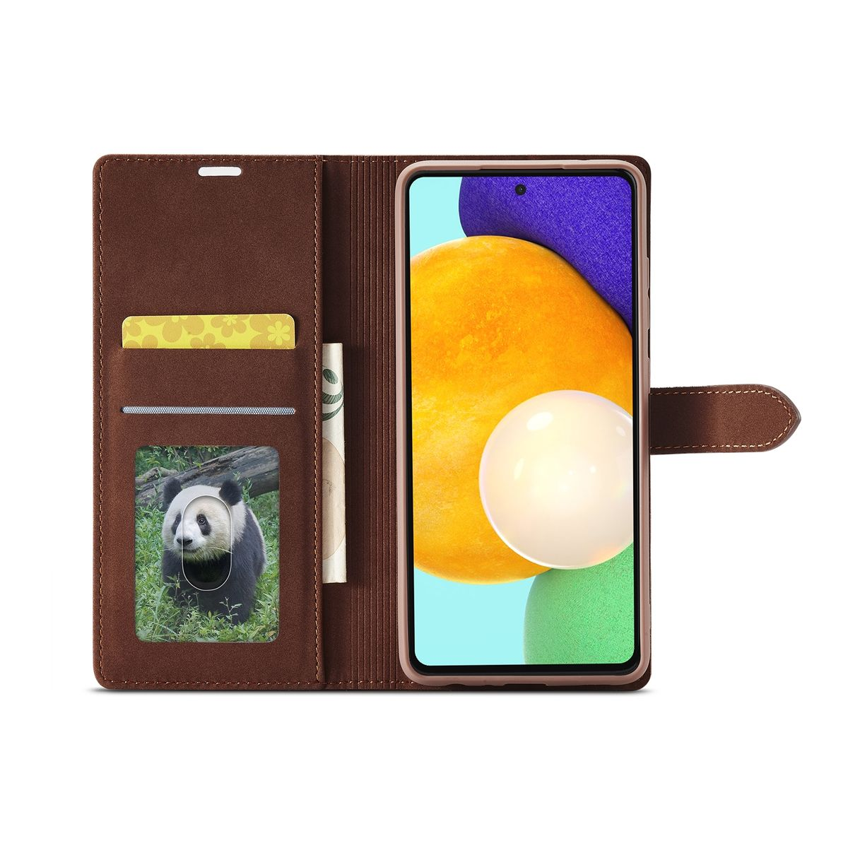 Eine braune Handyhülle, geöffnet, mit Panda-Foto und Karten. Das Telefon ist sichtbar.