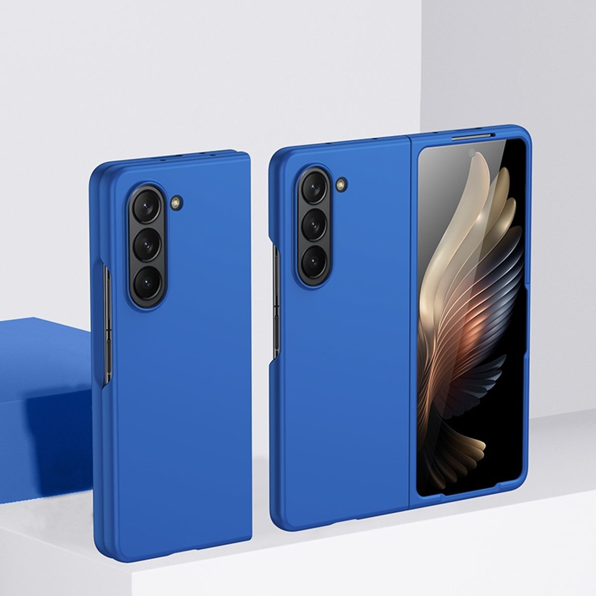 Zwei blaue Handyhüllen. Eine ist geschlossen, die andere hat einen offenen Bildschirm mit floraler Tapete.