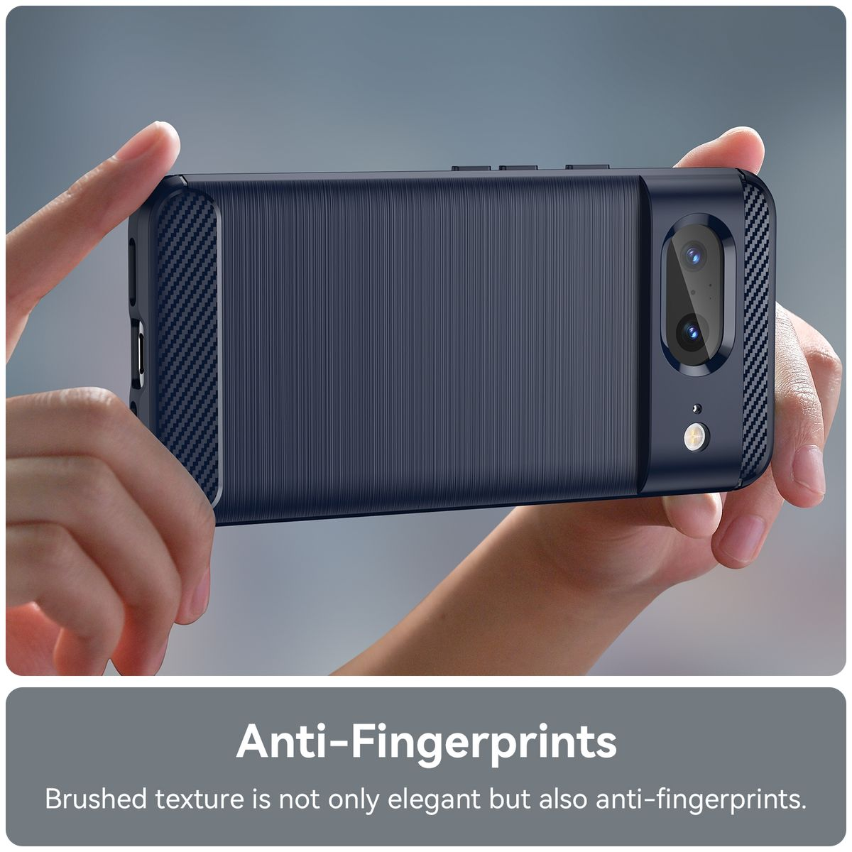 Eine marineblaue Handyhülle mit strukturierter Rückseite, gehalten von zwei Händen. Die Rückseite ist Anti-Fingerprint.