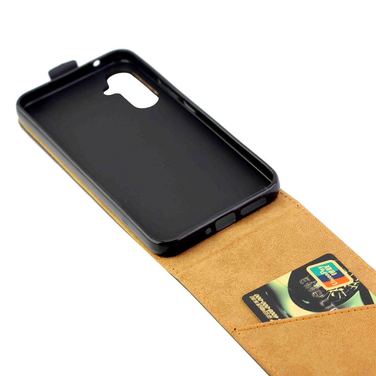 Geöffnete Handyhülle mit Telefon. Die Hülle ist hellbraun und hat eine Karte in einer Tasche.
