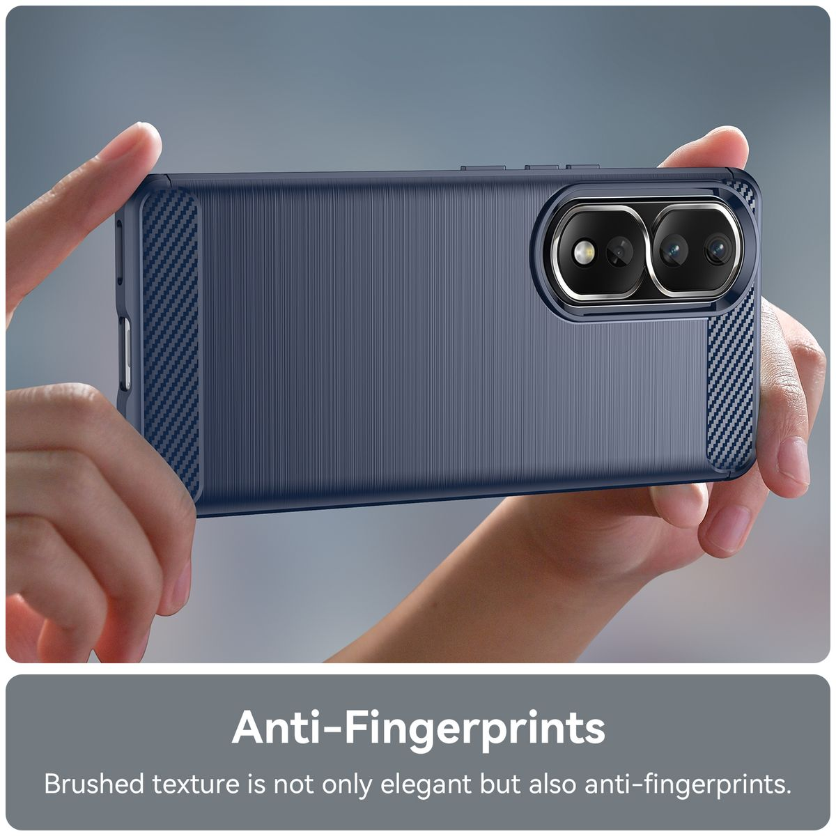 Blaue Handyhülle mit gebürsteter Textur. Telefon ist im Gehäuse. Zwei Hände halten die Hülle.