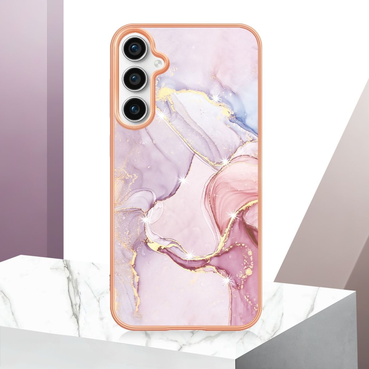 Eine Handyhülle mit rosa Marmordesign, goldenen Akzenten und drei Kameralinsen.