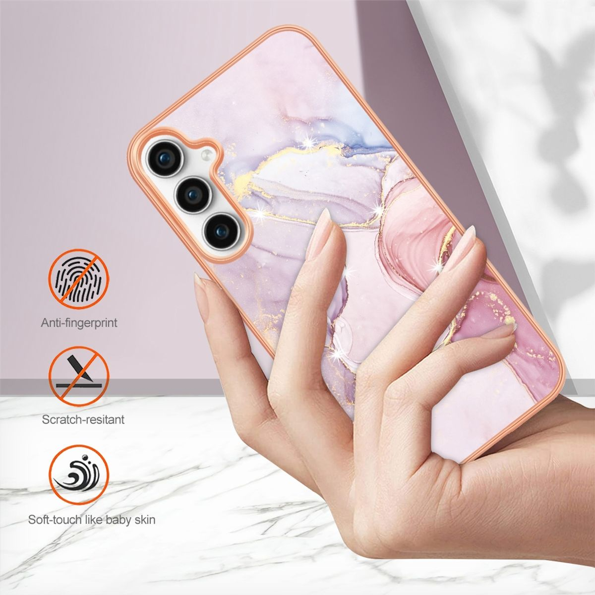 Hand hält Telefon mit marmorähnlicher Hülle. Die Hülle hat rosa, lila und goldene Wirbel. Anti-Fingerabdruck-Etikett.