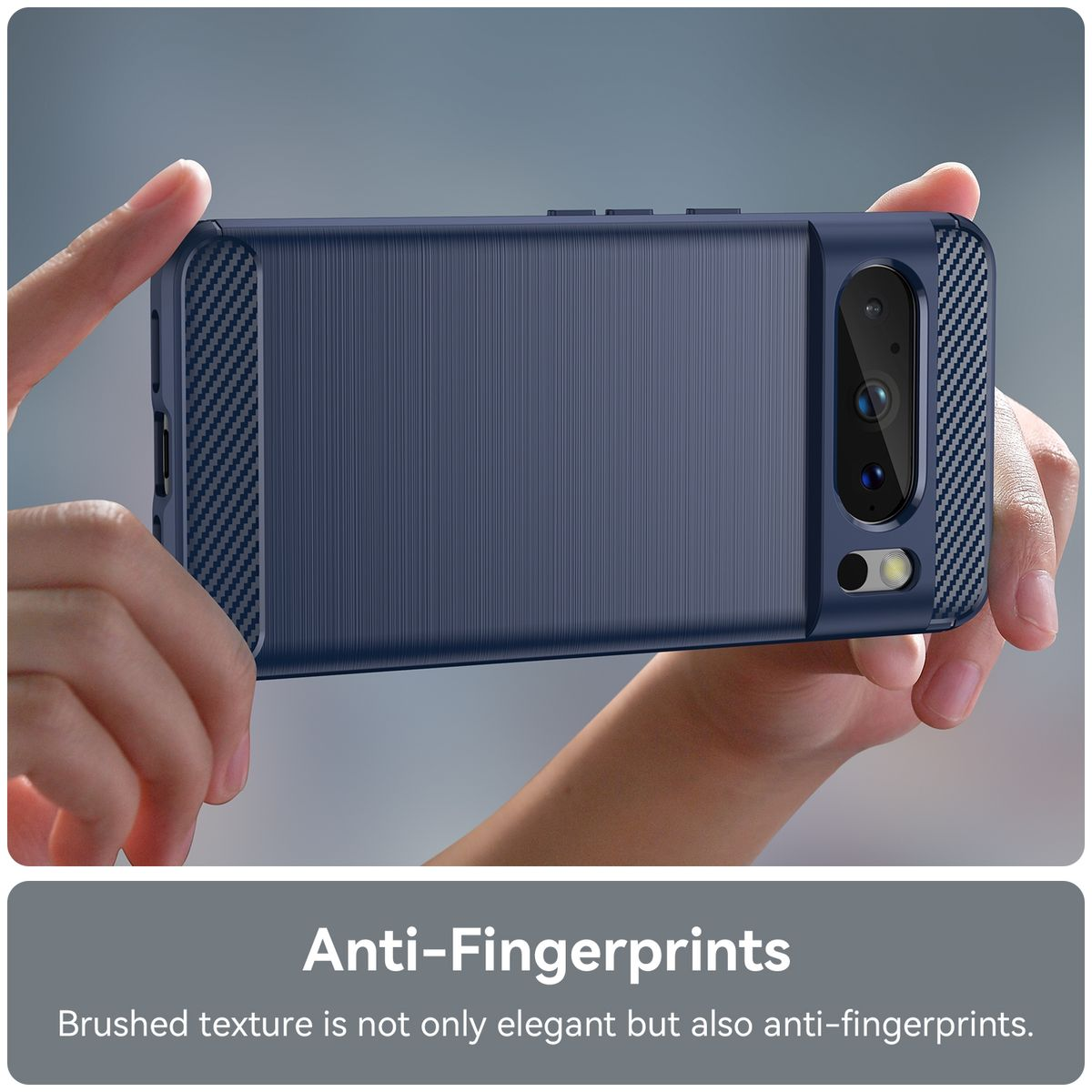 Eine Handyhülle, blau mit Karbonfasermuster, wird von Händen gehalten, Text: Anti-Fingerprints.