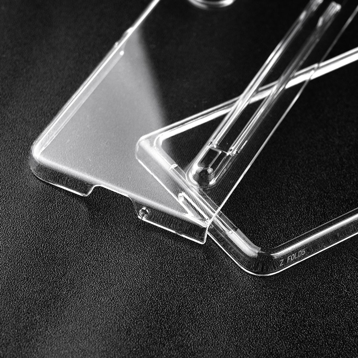 Transparente Handyhülle. Zwei transparente Kunststoffhüllen, die Form und Design zeigen.