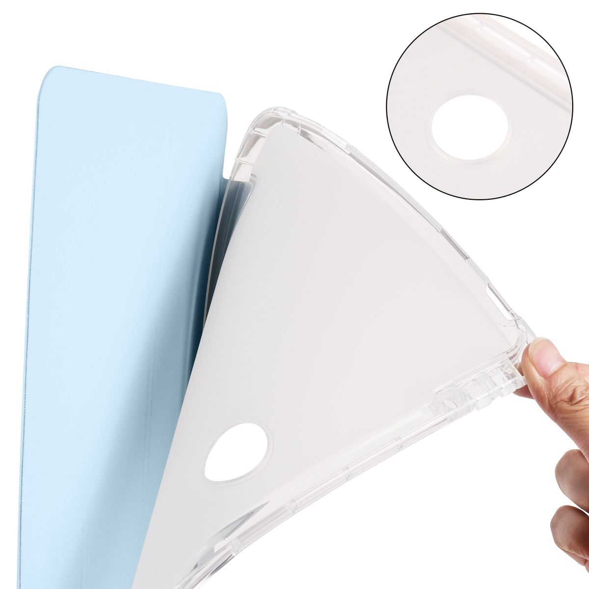 Hand hält eine transparente Handyhülle. Dahinter befindet sich eine blaue Karte.