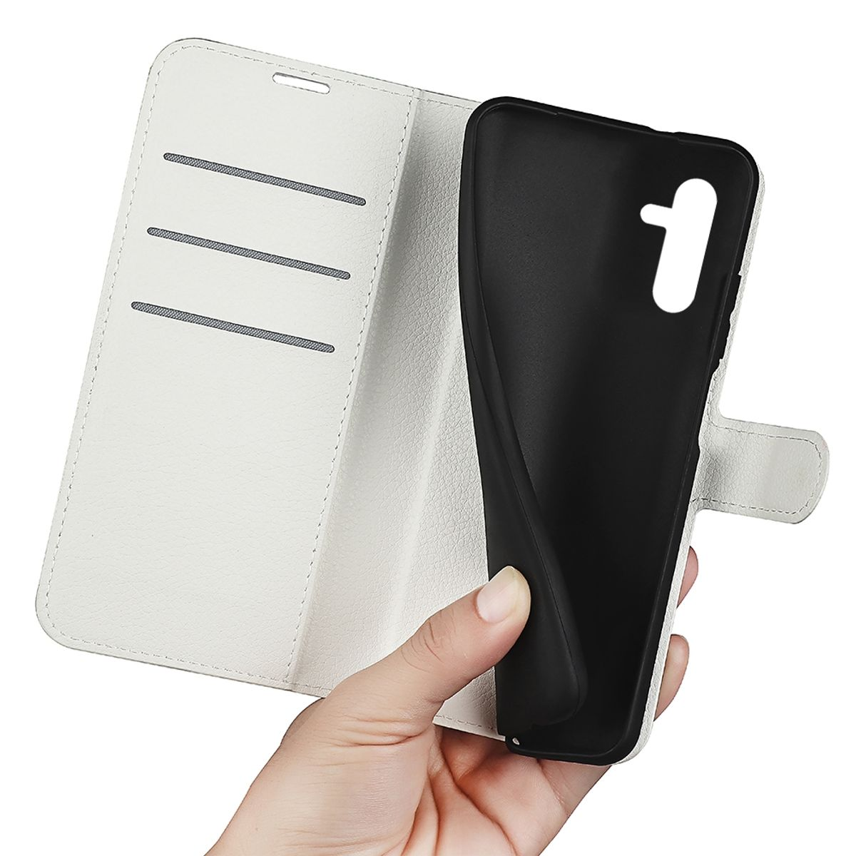 Eine Handyhülle, offen, mit weißem Äußeren und schwarzem Inneren. Eine Hand hält das Telefon.