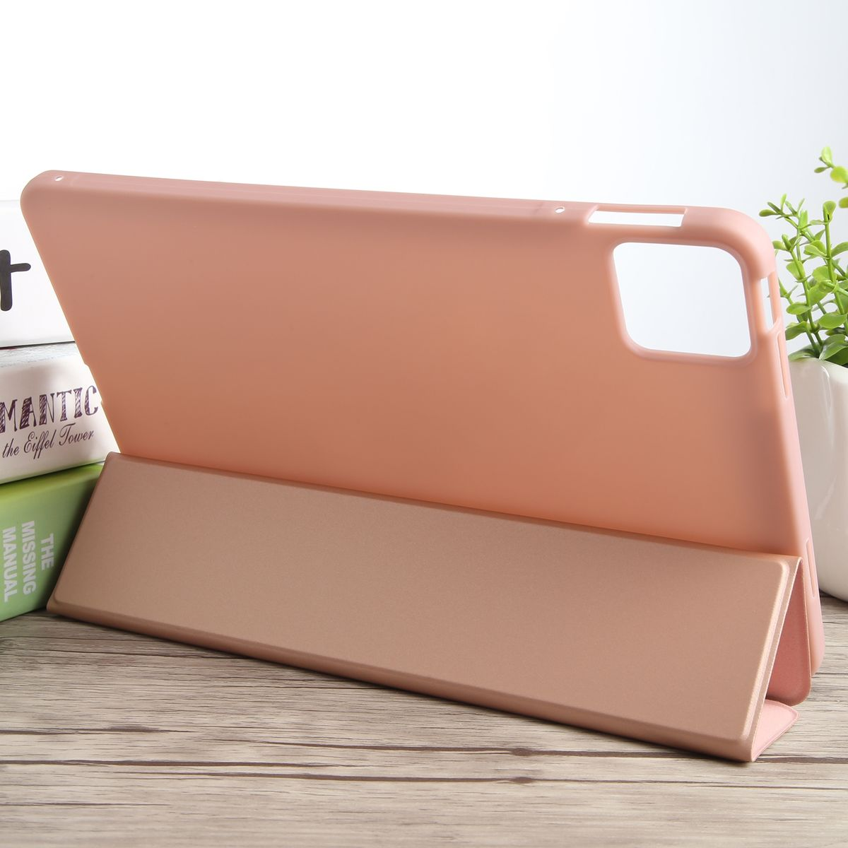 Eine rosa Tablet-Hülle mit dem Tablet darin. Die Hülle ist abgewinkelt, um auf einer ebenen Fläche zu stehen.