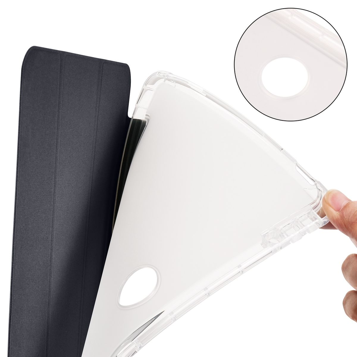 Tablet-Hülle, offen, zeigt eine transparente Kunststoffrückseite mit einer Hand, die die Hülle offen hält.