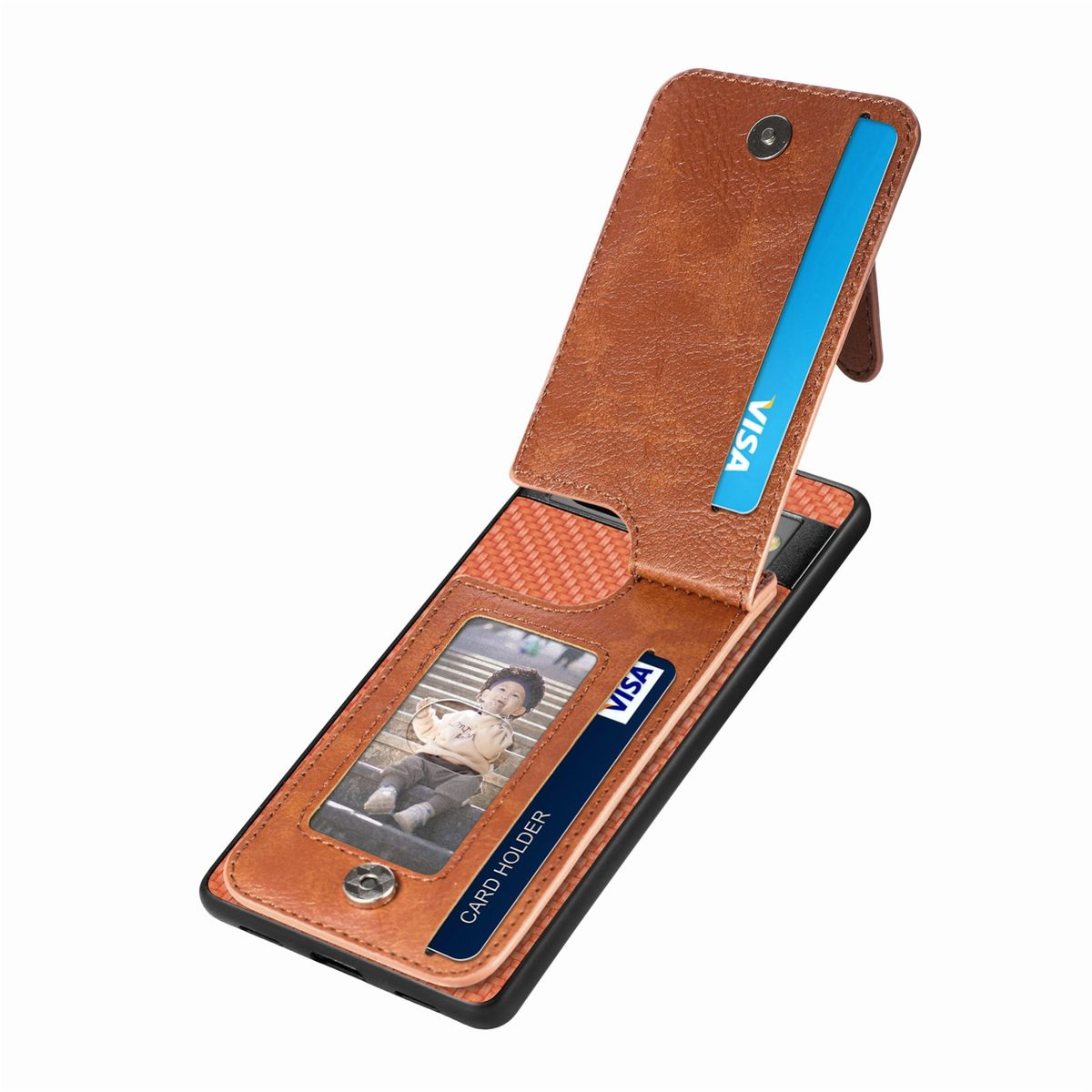 Eine braune Handyhülle. Ein Telefon ist in der Hülle. Die Hülle hat Kartenhalter und einen Ständer.