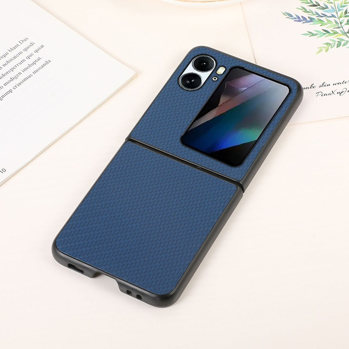 Faltbares Telefon in blauer Hülle. Der Bildschirm wird angezeigt. Weißer Hintergrund.