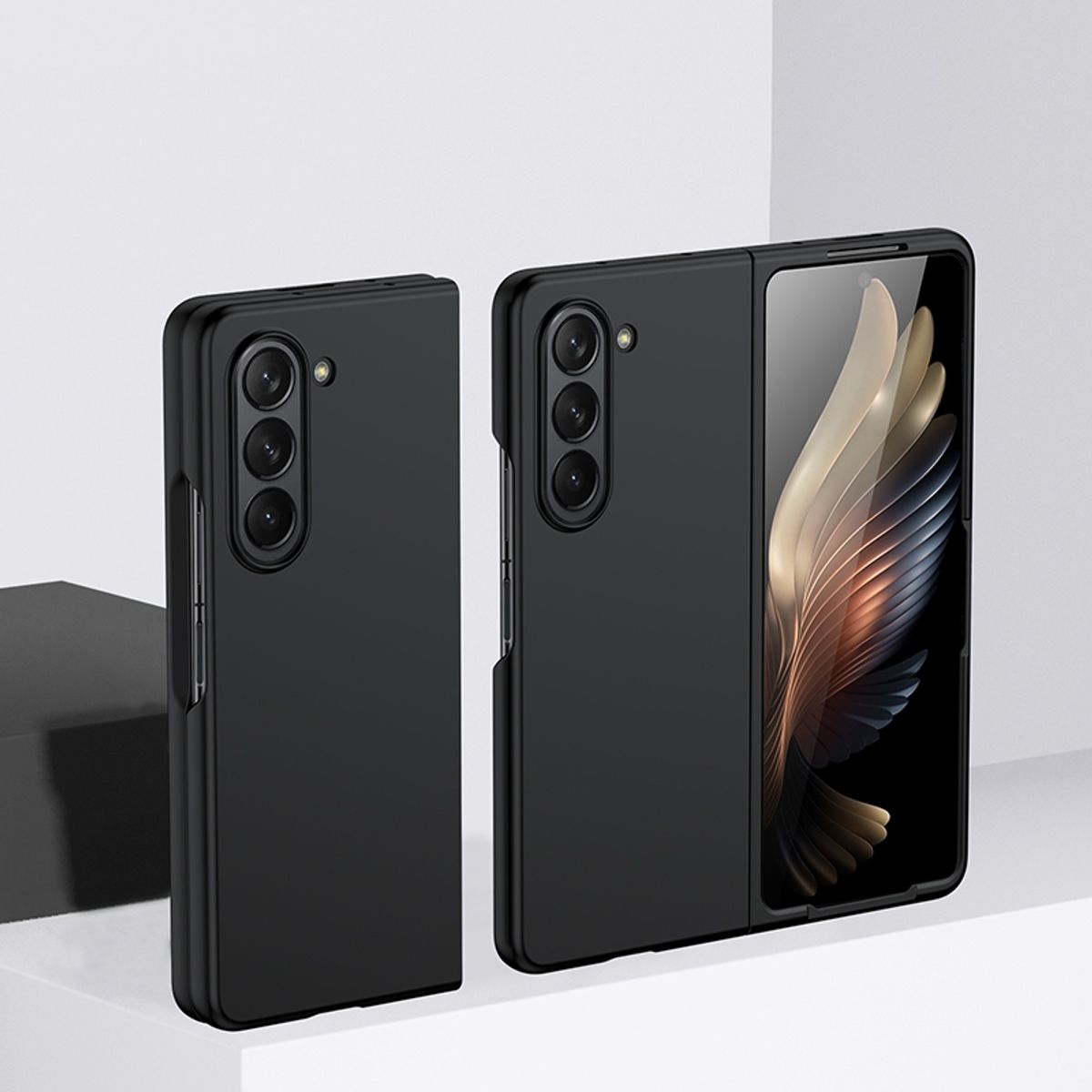 Zwei schwarze Telefone, eines offen und eines geschlossen, auf weißem Untergrund. Das offene Telefon zeigt einen Bildschirm.
