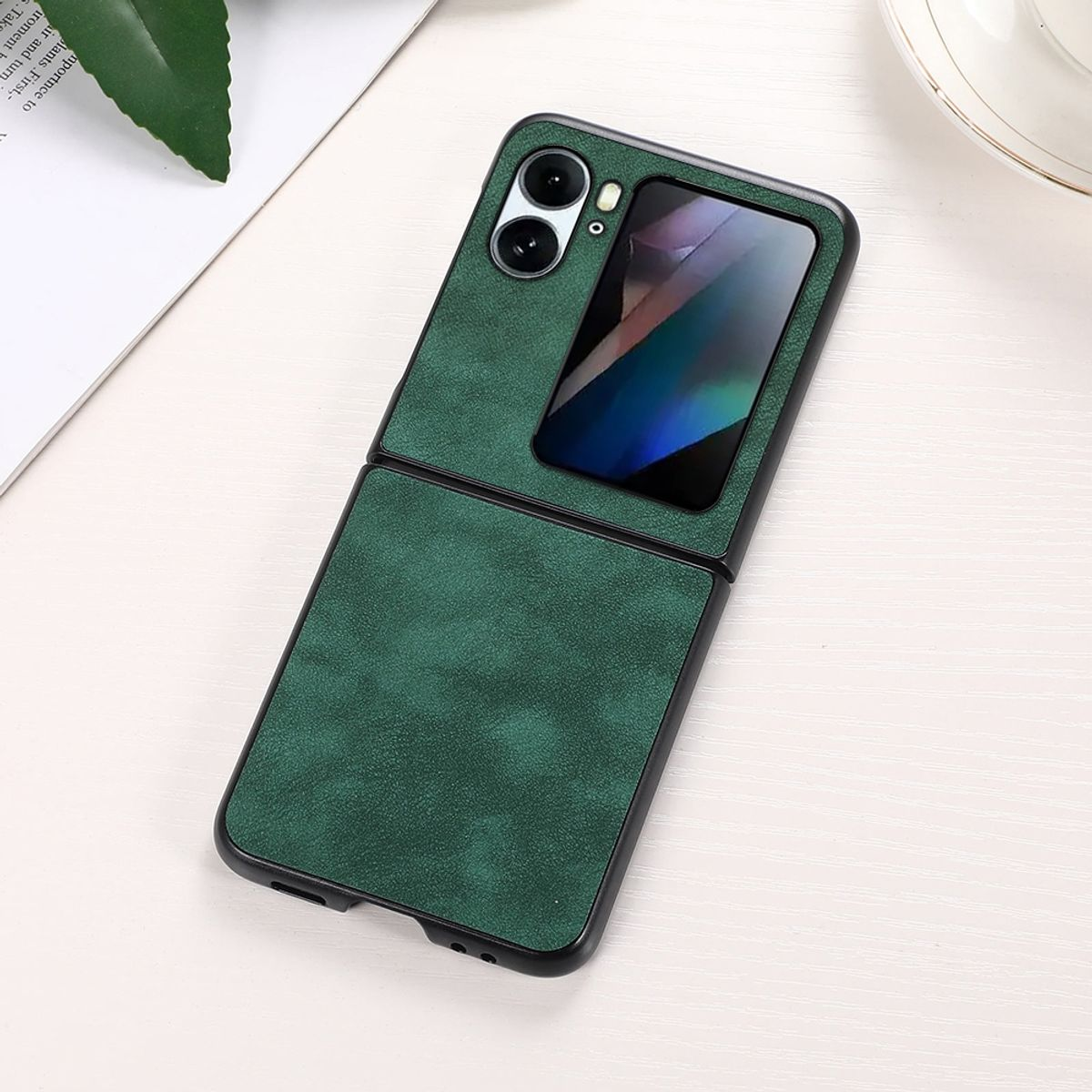 Grüne Handyhülle mit Handy darin, offen. Telefonbildschirm sichtbar.