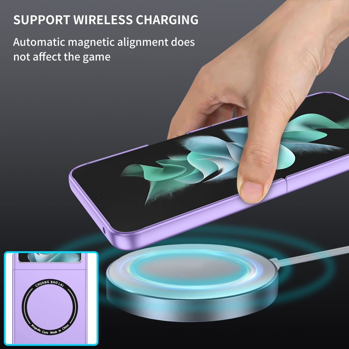 Lila Handyhülle auf einem kabellosen Ladegerät, Hand hält Telefon. Blauer Hintergrund.