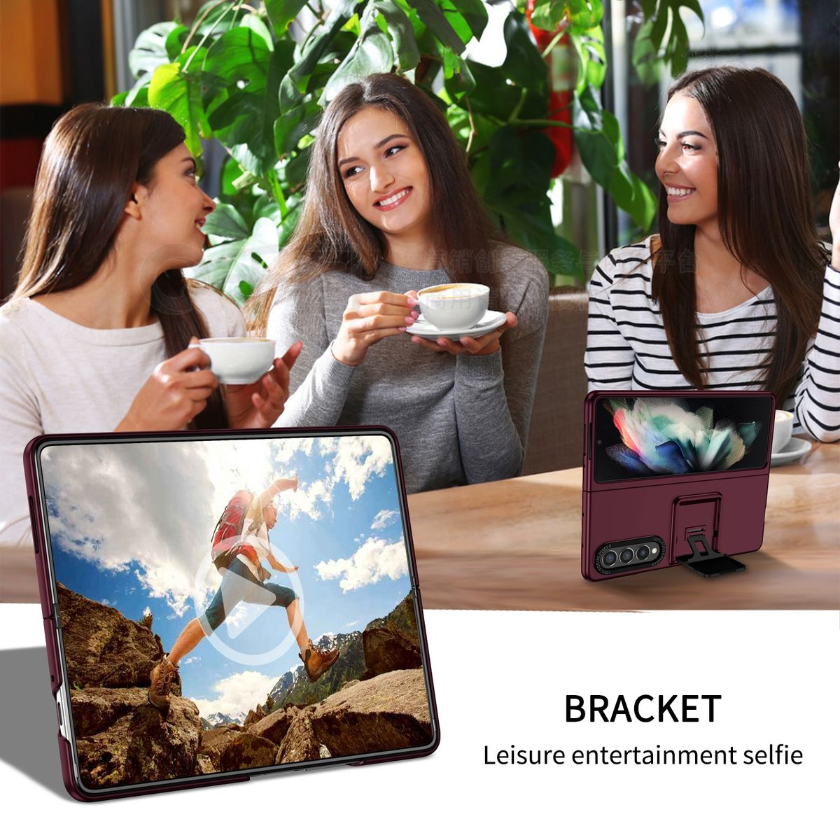 Drei Frauen beim Kaffeetrinken, mit zwei Handys, die Bilder zeigen und Halterung für Selfies.