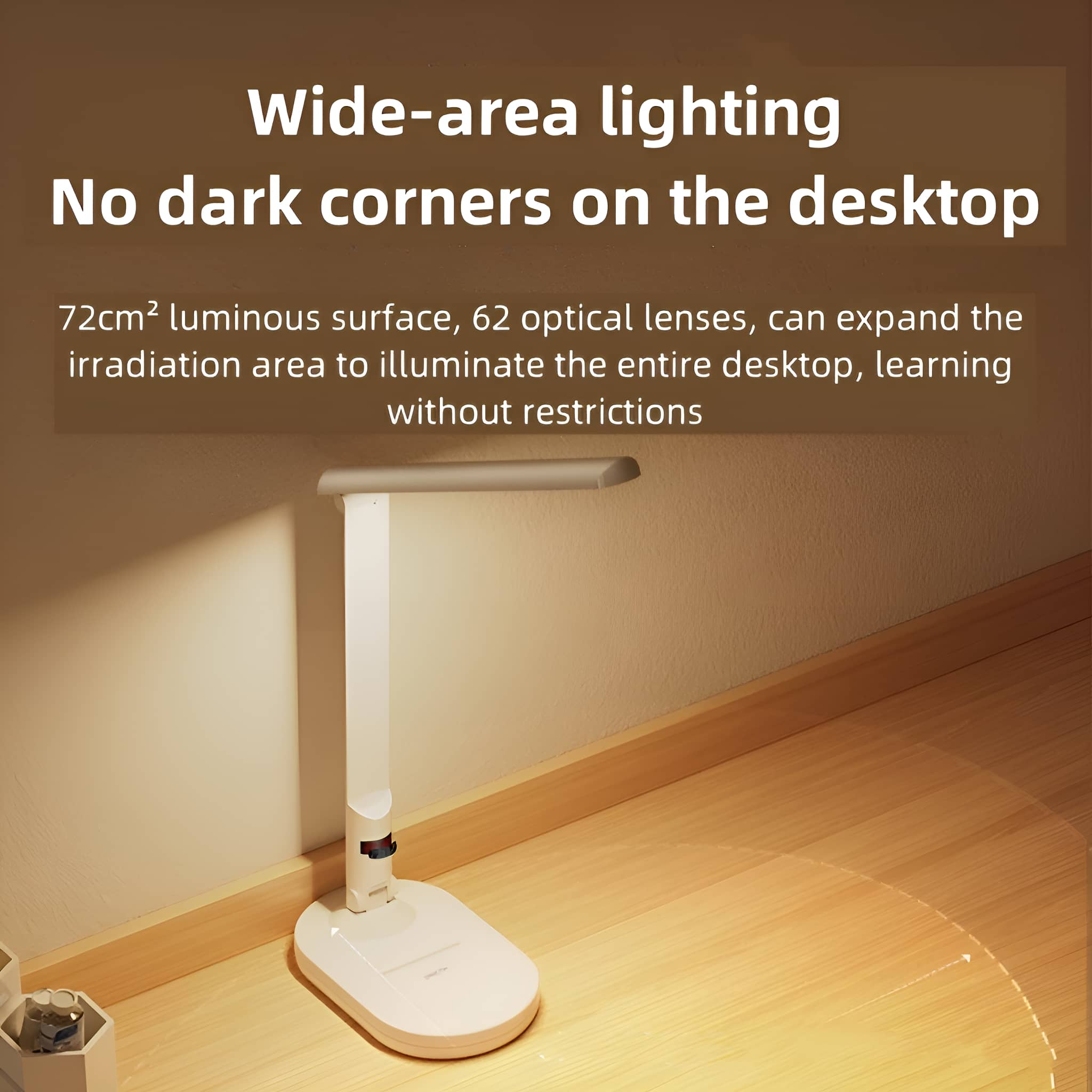Weiße Schreibtischlampe beleuchtet den Schreibtisch. Text über Beleuchtung und Fläche.