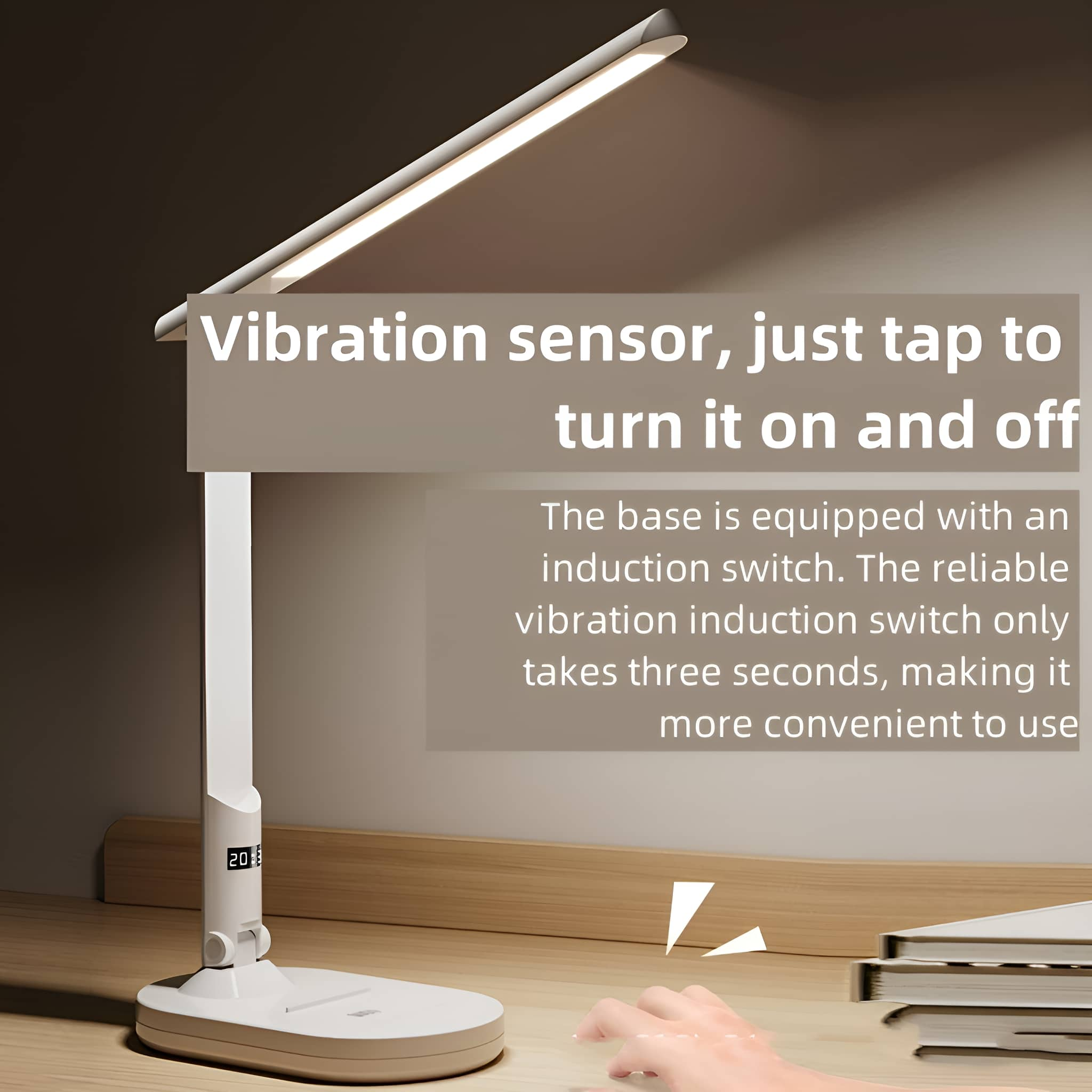 Weiße Schreibtischlampe mit Digitaluhr, auf einem Holztisch. Hand berührt die Lampe.