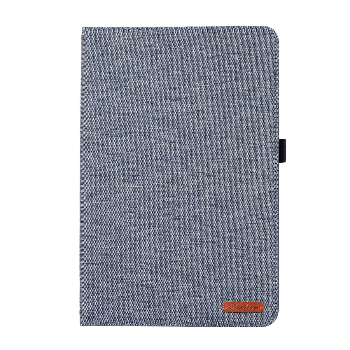 Blaue Tablethülle mit strukturiertem Stoff. Ein kleines braunes Etikett sagt 'Fashion'. Die Hülle ist geschlossen.