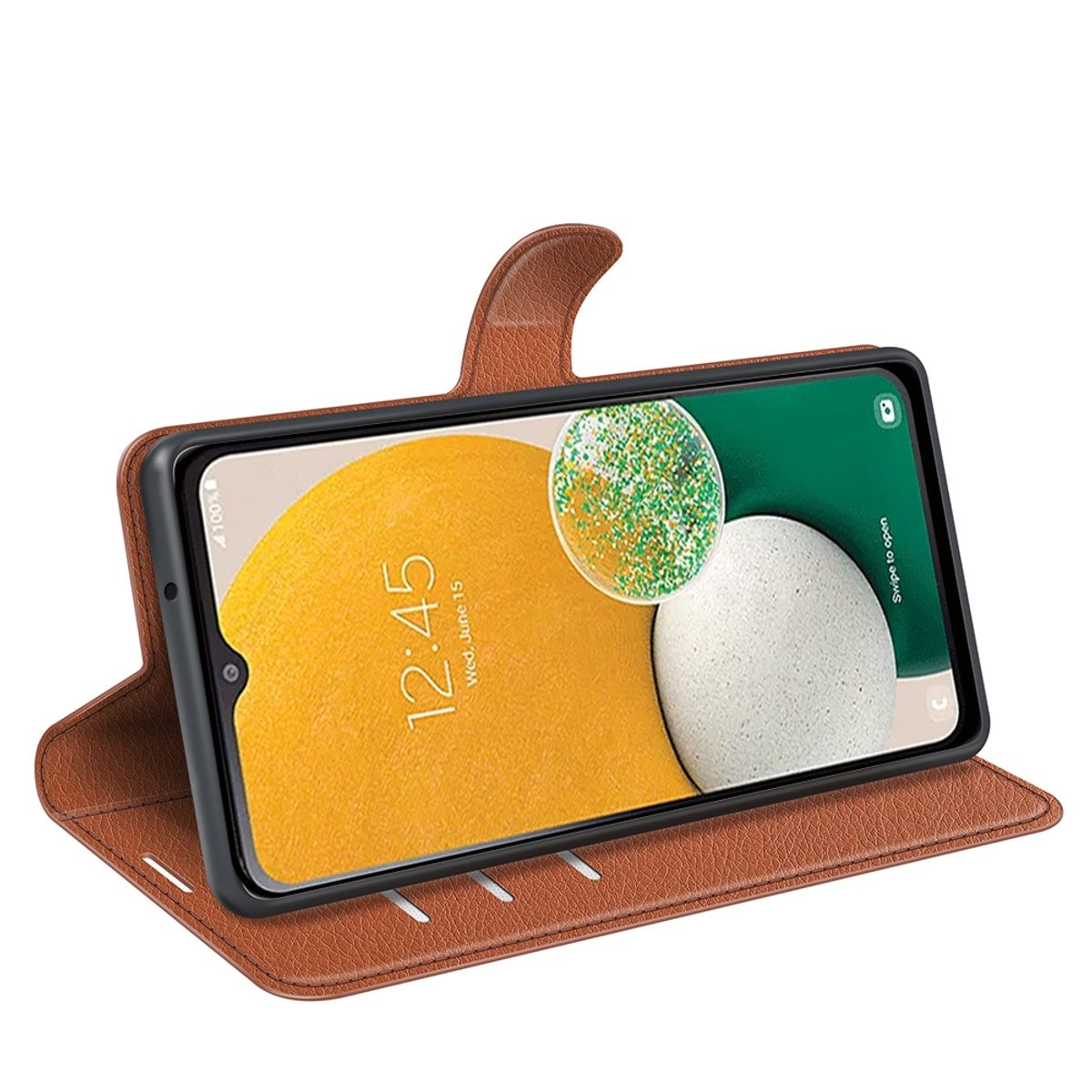Eine braune Leder-Handyhülle, offen, mit einem Telefon, das eine App anzeigt. Das Telefon ist abgewinkelt.