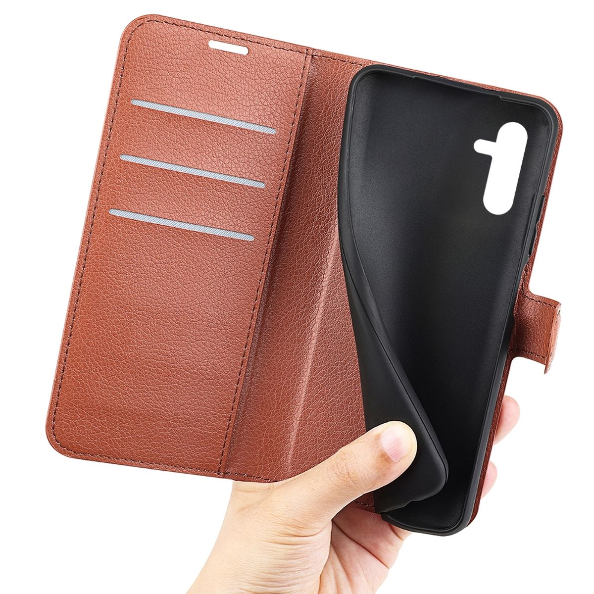 Eine Hand, die eine braune Leder-Handyhülle hält. Die Hülle ist geöffnet und zeigt das Telefon und Kartenfächer.