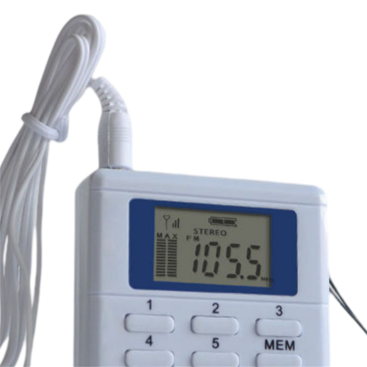 Ein weißes tragbares Radio mit einem Display, das 105,5 FM anzeigt. Es hat ein weißes Kabel angebracht.